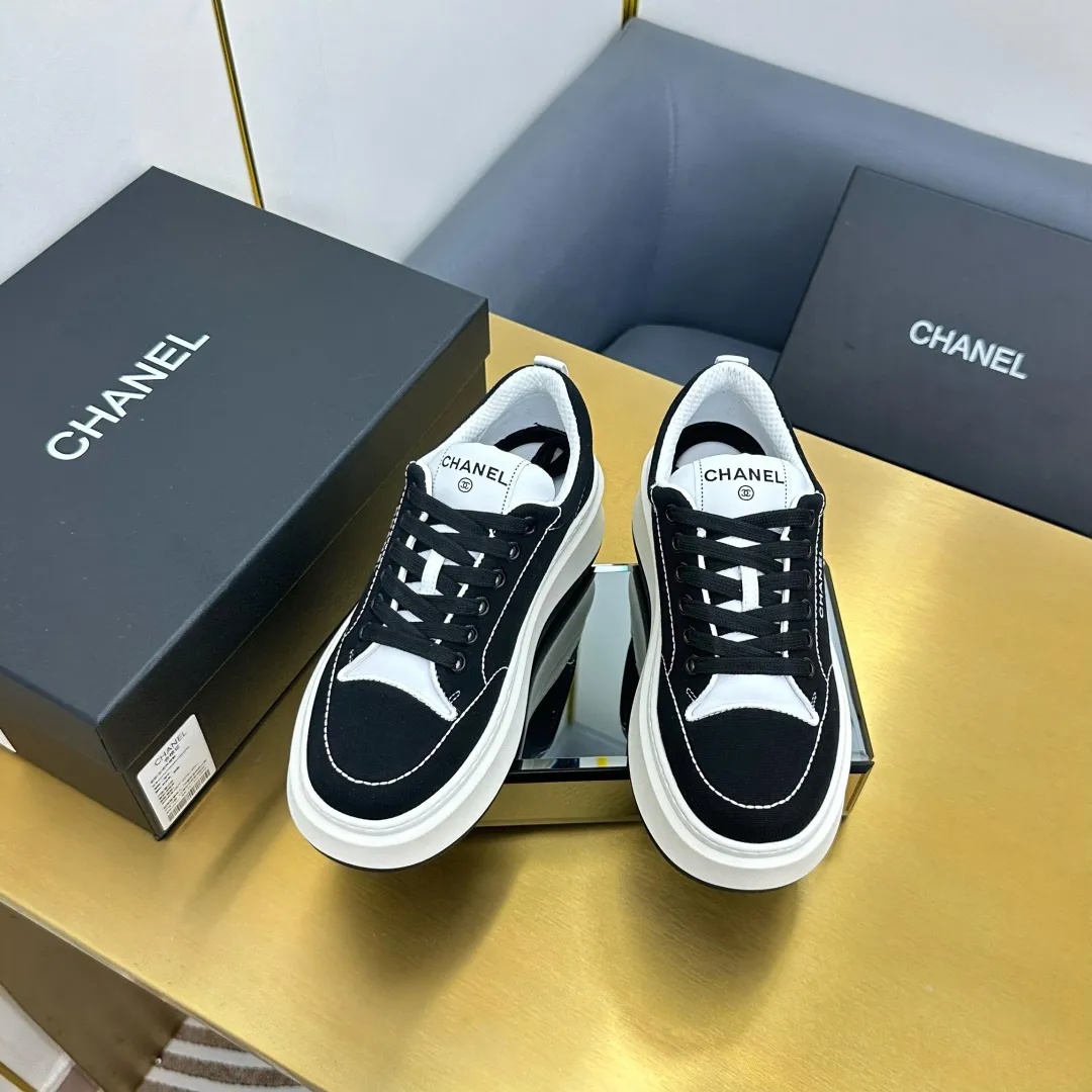 👟👟Ex-factory price 600👟👟 Upgraded version, upgraded version, upgraded version! No rebuttal accepted! ! ! ! Chanel Chanel panda shoes! 2025 counter's top casual sports shoes. This classic design; the upper is electro-embroidered with a variety of techniques; the outsole is fashionable and sporty; the unusual inclusion of a variety of color matching elements... The diversified mix and match is very good-looking and versatile, and can be used for leisure, fashion, sports, and outdoor... ꫛꫀꪝ Go➫ Materials: ❶Upper made of: original imported first-layer silk cowhide + original waterproof cloth + original first-layer cowhide ❷Inner lining: Original Yangli+Net ❸Outsole based on: Original TPU combination outsole Counter boutique packaging complete set for women 35–41 👉 👉